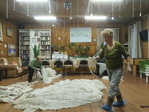 Неравнодушные жители села Крапивье приступили к плетению очередной маскировочной сети для наших бойцов.