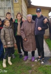 Волонтерская акция по благоустройству территории с местами проживания ветеранов.