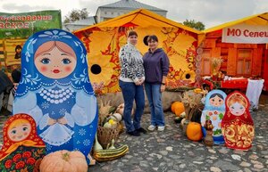 Дуйте в дудки, бейте в ложки!
В гости к вам пришли матрёшки!
Ложки деревянные,
матрёшечки румяные!
