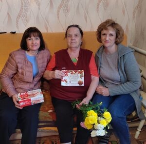 Акция-поздравление на дому с днем пожилого человека