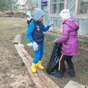 Субботник в селе Крапивье.