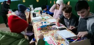 Выставка детских рисунков «Цветок и женщина похожи».