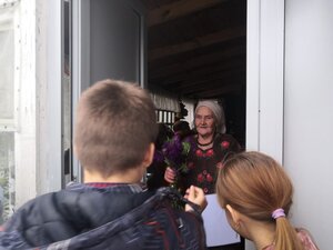 Поздравление на дому с Международным днем пожилого человека.