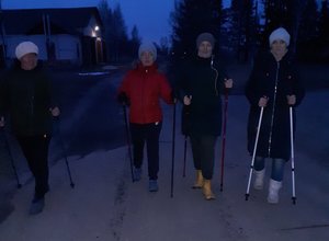 Занятия по скандинавской ходьбе в клубе с. Омутское